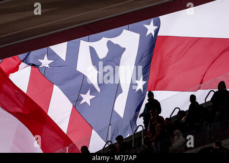 Drapeau géant de l'Atletico de Madrid vue depuis l'intérieur du stade La Liga match entre l'Atlético de Madrid vs Celta de Vigo au stade Wanda Metropolitano de Madrid, Espagne, le 11 mars 2018. Más Información Gtres Crédit : Comuniación sur ligne, S.L./Alamy Live News Banque D'Images