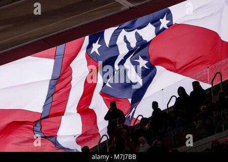 Drapeau géant de l'Atletico de Madrid vue depuis l'intérieur du stade. La Liga match entre l'Atlético de Madrid vs Celta de Vigo au stade Wanda Metropolitano de Madrid, Espagne, le 11 mars 2018. Más Información Gtres Crédit : Comuniación sur ligne, S.L./Alamy Live News Banque D'Images