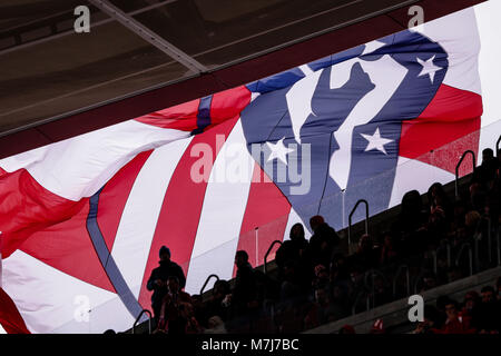 Drapeau géant de l'Atletico de Madrid vue depuis l'intérieur du stade La Liga match entre l'Atlético de Madrid vs Celta de Vigo au stade Wanda Metropolitano de Madrid, Espagne, le 11 mars 2018. Más Información Gtres Crédit : Comuniación sur ligne, S.L./Alamy Live News Banque D'Images