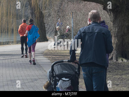 11 mars 2018, Allemagne, Berlin : Les gens se promener dans un parc à Charlottenburg. Photo : Paul Zinken/dpa Banque D'Images