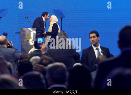 Beyrouth, Liban. Mar 11, 2018. Premier Ministre libanais et chef du Parti du mouvement futur Saad Hariri (L) embrasse Bahia Hariri, soeur de l'ancien Premier ministre libanais Rafik Hariri, au cours d'un rassemblement d'annoncer les candidats du parti pour les prochaines élections générales, à Beyrouth, Liban, 11 mars 2018. Les élections générales de 2018, qui se tiendra le 06 mai 2018, sera d'abord du Liban depuis les élections générales de 2009. Credit : Marwan Naamani/afp/Alamy Live News Banque D'Images