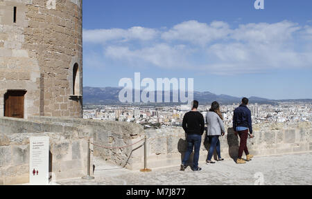 Palma, Îles Baléares, Espagne. Mar 11, 2018. Château de Bellver est la plus ancienne des rares châteaux circulaires en Europe. C'est une fortification gothique, il a été construit au début du 14ème siècle par ordre du Roi Jaime II de Majorque. Il est situé sur une colline 112 mètres au-dessus du niveau de la mer, dans une zone entourée de forêt, d'où il est possible de contempler la vue sur la ville.Maintenant c'est l'une des principales attractions touristiques de l'île, ainsi que le siège de l'histoire Musée de la ville. Credit : Clara Margais/ZUMA/Alamy Fil Live News Banque D'Images