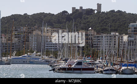 Palma, Îles Baléares, Espagne. Mar 11, 2018. Château de Bellver vu de la baie de Palma. Château de Bellver est la plus ancienne des rares châteaux circulaires en Europe. C'est une fortification gothique, il a été construit au début du 14ème siècle par ordre du Roi Jaime II de Majorque. Il est situé sur une colline 112 mètres au-dessus du niveau de la mer, dans une zone entourée de forêt, d'où il est possible de contempler la vue sur la ville.Maintenant c'est l'une des principales attractions touristiques de l'île, ainsi que le siège de l'histoire Musée de la ville. Credit : Clara Margais/ZUMA/Alamy Fil Live News Banque D'Images