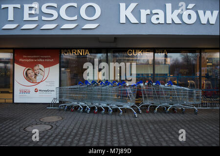 11 mars 2018 - Cracovie, Pologne - un supermarché Tesco vu fermé comme la première entrée en vigueur de l'interdiction d'ouverture des commerces le dimanche à Cracovie. Le gouvernement polonais a introduit une nouvelle loi, qui limite le commerce interdit sur deux dimanches par mois, passant à trois dimanches par mois à partir de 2019. (Crédit Image : © Omar Marques/SOPA des images à l'aide de Zuma sur le fil) Banque D'Images