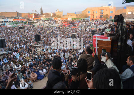 Quetta, Pakistan. 11 mars, 2018. Chef du Mouvement pachtoune Tahafuz Pashteen s'adressant à M. Manzoor rassemblement à Quetta, pendant la campagne de mars Long pachtounes au Pakistan. Campagne Longue Marche a commencé au sein d'un mois pour la protection de la population pashtoune partout au Pakistan. Credit : Din Muhammad Watanpaal/Alamy Live News Banque D'Images