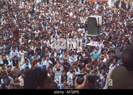 Quetta, Pakistan. 11 mars, 2018. Un grand nombre de personnes participent à des rassemblements publics de mouvement Tahafuz pachtoune à Quetta, pendant la campagne de mars Long pachtounes au Pakistan. Campagne Longue Marche a commencé au sein d'un mois pour la protection de la population pashtoune partout au Pakistan. Credit : Din Muhammad Watanpaal/Alamy Live News Banque D'Images