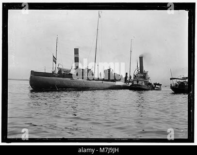 Le sous-marin allemand Deutschland est photographié amarré à Baltimore du 9 au 10 juillet, au cours de son voyage historique. Le sous-marin faisait partie des opérations navales de la première Guerre mondiale, marquant un moment important dans l'histoire militaire américaine. Banque D'Images