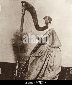 Cette photographie de William Henry Fox Talbot, figure pionnière de la photographie, met en scène Miss Horatia Fielding, la demi-sœur de Talbot. L'image met en valeur son style photographique aux débuts du médium. Banque D'Images