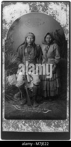 Photographie de Naches, également connu sous le nom de Wei-chi-TI, un chef Apaches Chiricahua et fils de Cochise, assis avec sa femme, tenant un fusil, vers 1884. Banque D'Images