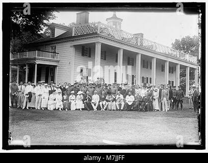 Photographie de groupe à Mount Vernon, mettant en évidence les individus rassemblés sur le site historique. L'image représente un moment dans l'ancien domaine de George Washington, un monument emblématique américain. Banque D'Images