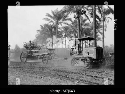 L'Iraq. (Mésopotamie). Bagdad. La construction de routes modernes machines. Au travail sur l'élargissement de la ville streeets matpc LOC.16038 Banque D'Images