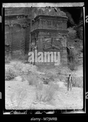 Une photographie du Siq inférieur à Pétra, en Jordanie, montrant le Sahrij avec une décoration classique et des créneaux à pas de corbeau. Cette image est cataloguée sous LOC matpc.16268. Banque D'Images