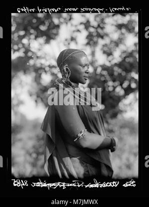 Dans les plantations de la colonie du Kenya. Cueilleur de café fille matpc LOC.17609 Banque D'Images