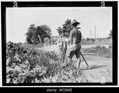 Une image historique du camp d'entraînement des officiers de la réserve de Plattsburg, montrant le personnel militaire engagé dans des activités d'arpentage dans le cadre de leur programme d'entraînement. Banque D'Images