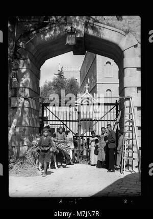 Mettre des portes de fer à la Porte Neuve (oct. 21, 1937) LOC.16602 matpc Banque D'Images