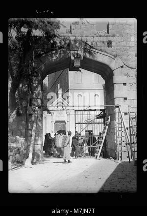 Mettre des portes de fer à la Porte Neuve (oct. 21, 1937) LOC.16603 matpc Banque D'Images