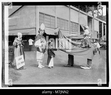 Cette image montre un sanctuaire avec un cadre de grotte, capturant un jeu de balle en plein air, fusionnant des thèmes religieux et récréatifs. Banque D'Images