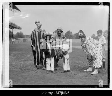 Cette image représente un match de balle tenu dans un sanctuaire ou une grotte, mettant probablement en évidence un événement religieux ou communautaire où un sport a été incorporé dans le cadre de la célébration. Banque D'Images