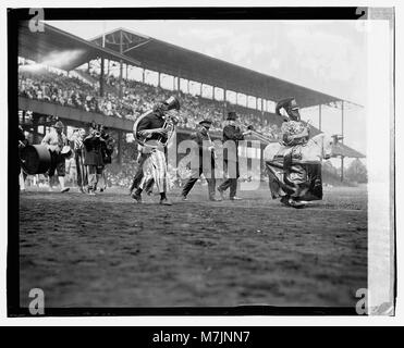 Un jeu de balle a été joué dans un sanctuaire, peut-être un rassemblement communautaire ou religieux, avec des participants engagés dans l'activité traditionnelle. Banque D'Images