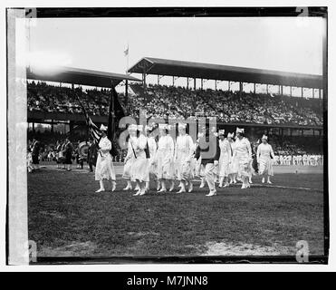 Photographie historique montrant un jeu de balle joué dans un sanctuaire ou une grotte, mettant en valeur des activités culturelles ou sociales dans un cadre unique. Banque D'Images