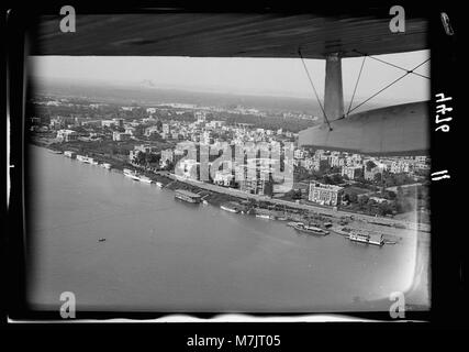Photographie aérienne de la Palestine et du Caire, montrant les pyramides et le Nil. L'image capture les bateaux fluviaux distinctifs sur le Nil et offre une vue panoramique sur les monuments anciens de la région. Banque D'Images