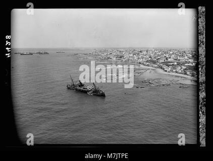 L'air vues de Palestine. Jaffa, rivière Auji et levant juste. Paquebot échoué près de Jaffa Orange montrant côte rocheuse LOC.15883 matpc Banque D'Images