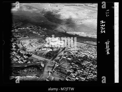Cette photographie aérienne offre une vue de Jérusalem, en se concentrant sur la vieille ville, avec des monuments remarquables tels que le Nouveau Musée et le Calvaire de Gordon visibles au premier plan. Banque D'Images