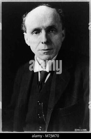 Robert Gascoyne-Cecil, 1er vicomte Cecil de Chelwood, était un homme d'État britannique influent et une figure éminente de la politique du début du XXe siècle, servant dans divers rôles gouvernementaux et prônant la paix. Banque D'Images