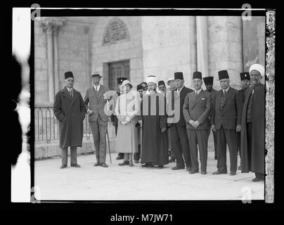 Visite de S.A.R. la Princesse Mary et le Comte de Harwood. Mars 1934. La princesse Marie, le comte de Harwood, et le Grand Mufti, etc., à la mosquée el-Aksa (c.-à-d., al-Aqsa) LOC.15796 matpc Banque D'Images