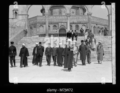 Visite de S.A.R. la Princesse Mary et le Comte de Harwood. Mars 1934. La princesse Mary au Dôme du Rocher, Jérusalem. Escorté par le Grand Mufti et le personnel, 13 mars LOC.15795 matpc Banque D'Images