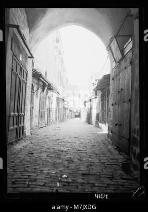 Une photographie capturant les conséquences des délégations de protestation arabes, des manifestations et des grèves contre la politique britannique en Palestine après les émeutes de 1929. L'image montre une rue chrétienne déserte pendant cette période de troubles. Banque D'Images