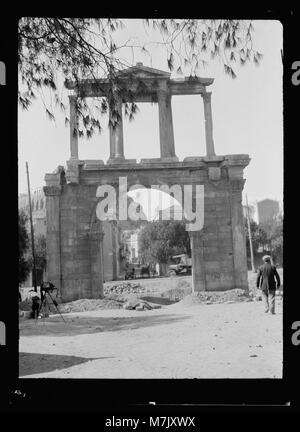 L'Arc d'Hadrien à Athènes, en Grèce, est une ancienne structure romaine construite en l'honneur de l'empereur Hadrien. Il marque la frontière entre Athènes antique et la ville romaine. Banque D'Images