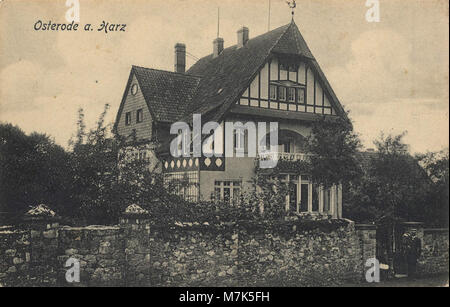 Une image de carte postale vintage de Petershütte à Osterode am Harz, Niedersachsen. Cette carte postale capture la beauté pittoresque et l'architecture de la région, mettant en valeur son charme au début du XXe siècle. Banque D'Images