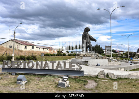 Une statue de Milodon accueille les visiteurs de la ville de Puerto Natales, Chili Banque D'Images