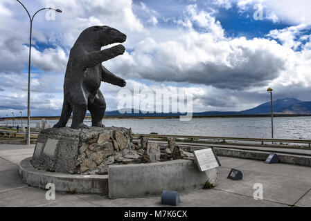 Une statue de Milodon accueille les visiteurs de la ville de Puerto Natales, Chili Banque D'Images