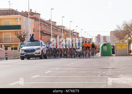 Les coureurs non identifiés participent à la course cycliste de début dans la Vuelta. Banque D'Images