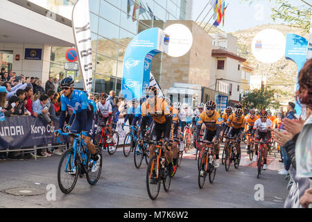 Les coureurs non identifiés participent à la course cycliste de début dans la Vuelta. Banque D'Images