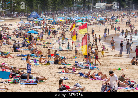 Journée de week-end bondée sur Manly Beach à Sydney Northern Beaches, Nouvelle-Galles du Sud, Australie pendant que les gens s'imprégnent du soleil d'automne Banque D'Images