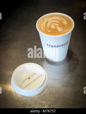 Un café latte à emporter de transcender à Edmonton, Alberta, Canada. Banque D'Images