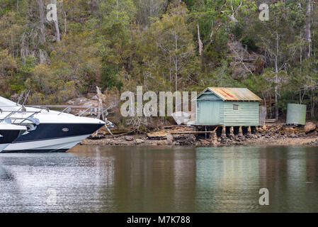 Bateaux amarrés à la marina à Roseville Chase (une partie supérieure du port de Sydney) près d'un vieux bateau de bois. L'Australie Banque D'Images