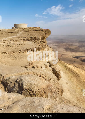 Centre d'accueil et les falaises du cratère de ramon makhtesh ramon) (à Mitzpe Ramon, Israël Banque D'Images