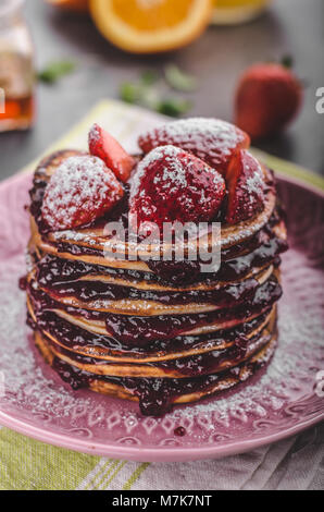 Crêpes aux fraises, sucre et confiture, jus frais, photographie alimentaire Banque D'Images