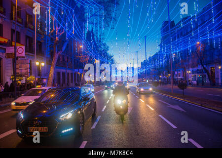 La rue Alcala au moment de Noël, vision de nuit. Madrid, Espagne. Banque D'Images