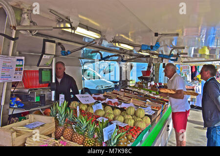 Français à l'étal de fruits sur le marché local à Bretignole sur Mer en Vendée de France. Banque D'Images