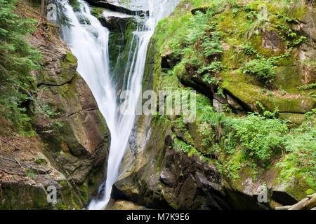 Exposition longue durée de cascade Szklarka en montagnes de Karkonosze, Pologne Banque D'Images