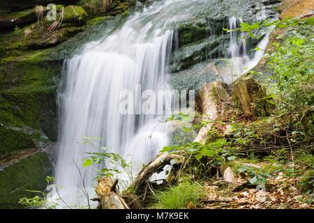 Exposition longue durée de cascade Szklarka en montagnes de Karkonosze, Pologne Banque D'Images