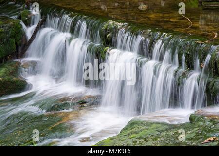 Exposition longue durée de cascade Szklarka en montagnes de Karkonosze, Pologne Banque D'Images