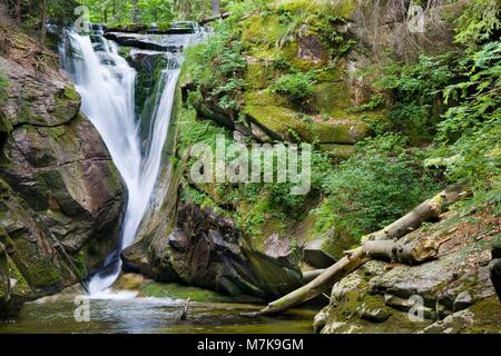 Exposition longue durée de cascade Szklarka en montagnes de Karkonosze, Pologne Banque D'Images