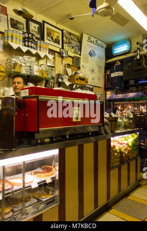 Une machine à café Gaggia au Bar Italia, Frith Street, London, UK Banque D'Images
