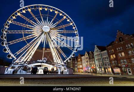 GDANSK, Pologne - 18 avril 2017 : Grande roue situé dans la vieille ville de Gdansk la nuit, Pologne Banque D'Images